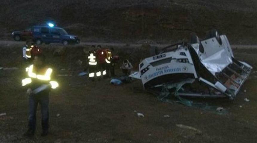 Sporcuları taşıyan otob&uuml;s kaza yaptı! &Ouml;l&uuml; ve yaralılar var