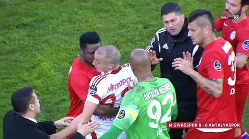 Aatif Chahechouhe taraftarla tartıştı