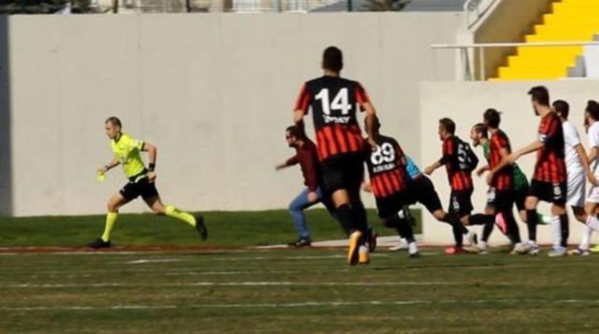 Taraftar hakemi kovaladı, maç tatil oldu