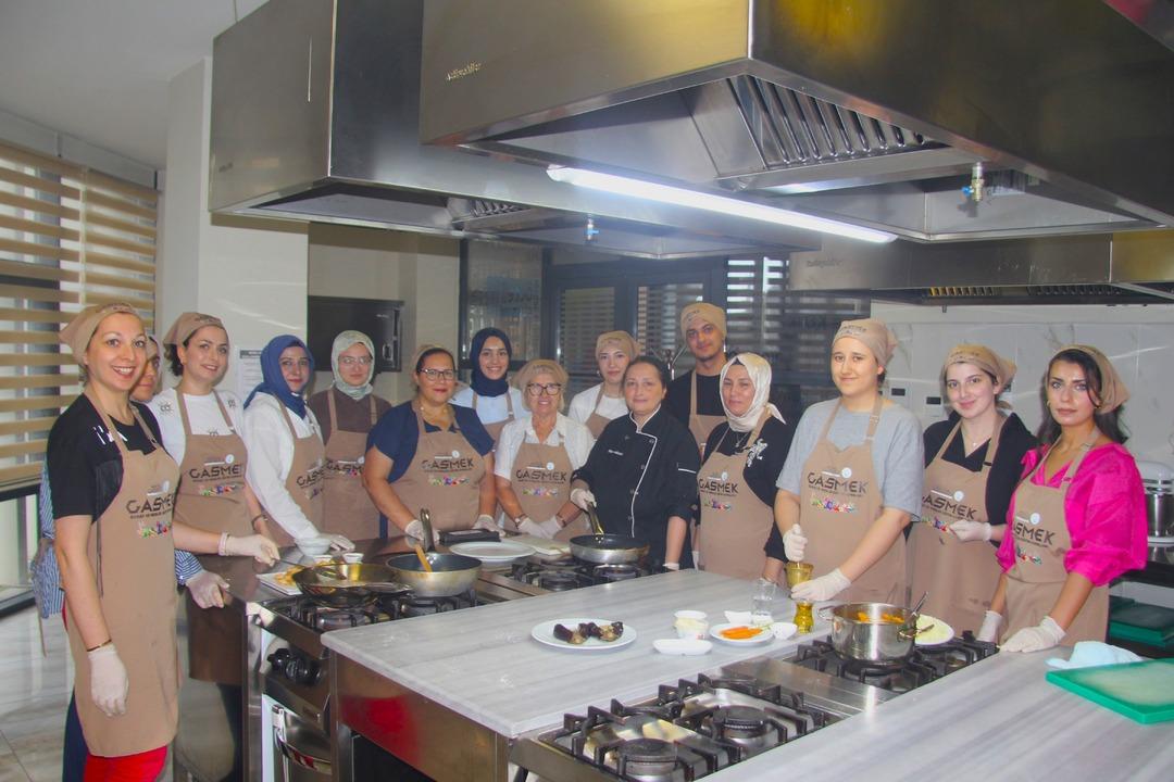 Türkiye’nin ilk gastronomi şehri, dünya lezzetlerini öğreniyor! Kadınlar füzyon mutfağıyla buluştu: "Farklı tabaklar çıkartmayı hedefliyoruz" 2