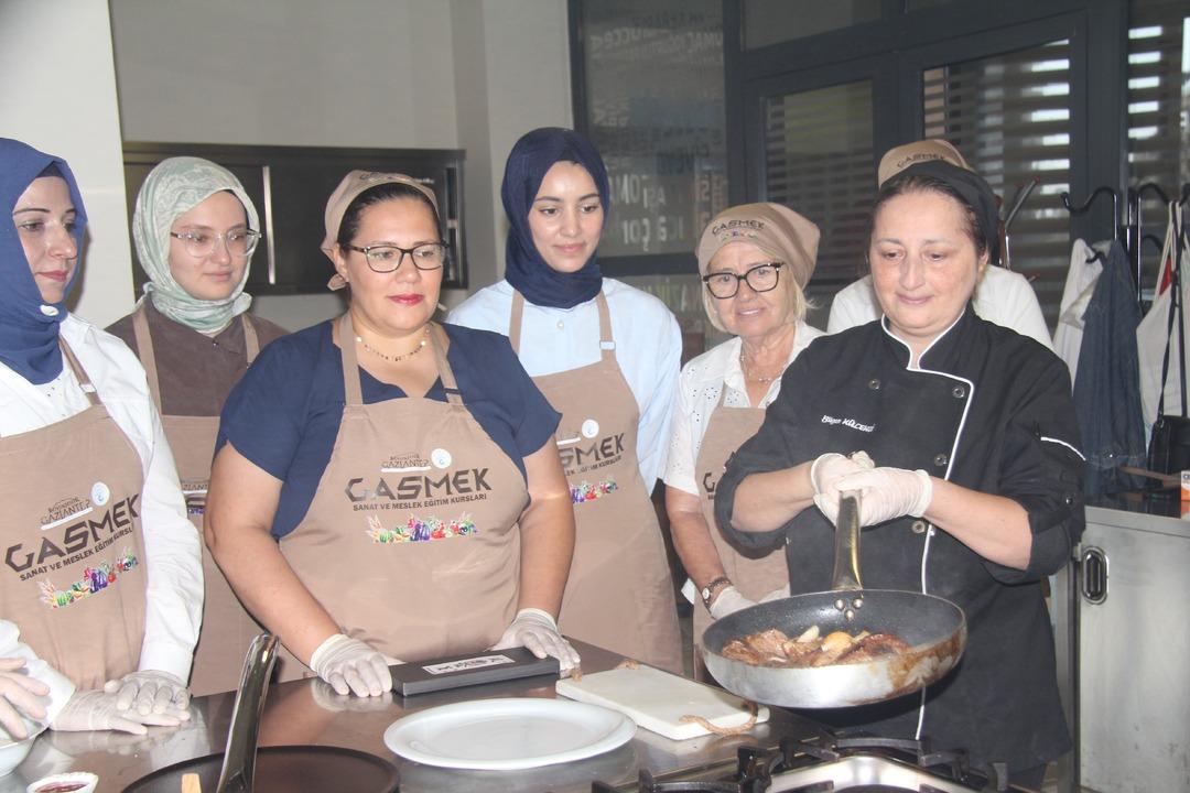 Türkiye’nin ilk gastronomi şehri, dünya lezzetlerini öğreniyor! Kadınlar füzyon mutfağıyla buluştu: "Farklı tabaklar çıkartmayı hedefliyoruz" 1