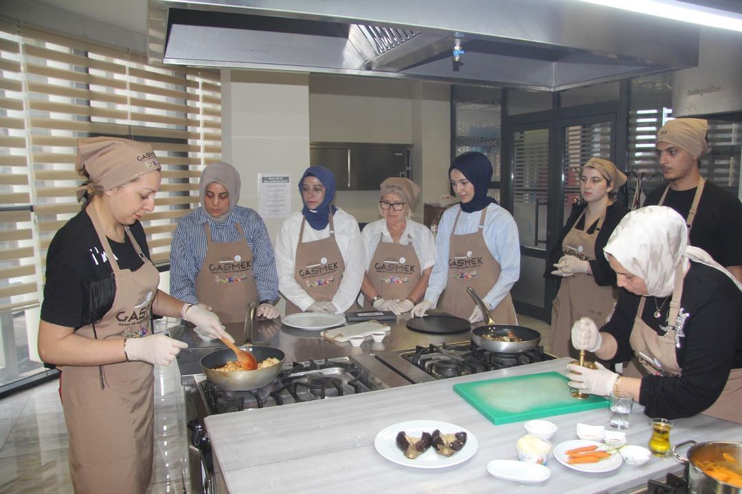 Türkiye’nin ilk gastronomi şehri, dünya lezzetlerini öğreniyor! Kadınlar füzyon mutfağıyla buluştu: "Farklı tabaklar çıkartmayı hedefliyoruz" 3