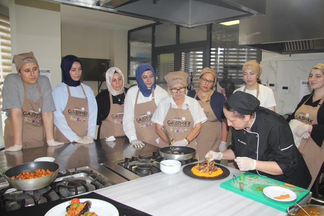 Türkiye’nin ilk gastronomi şehri, dünya lezzetlerini öğreniyor! Kadınlar füzyon mutfağıyla buluştu: "Farklı tabaklar çıkartmayı hedefliyoruz" 4