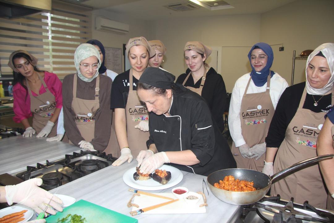 Türkiye’nin ilk gastronomi şehri, dünya lezzetlerini öğreniyor! Kadınlar füzyon mutfağıyla buluştu: "Farklı tabaklar çıkartmayı hedefliyoruz" 6