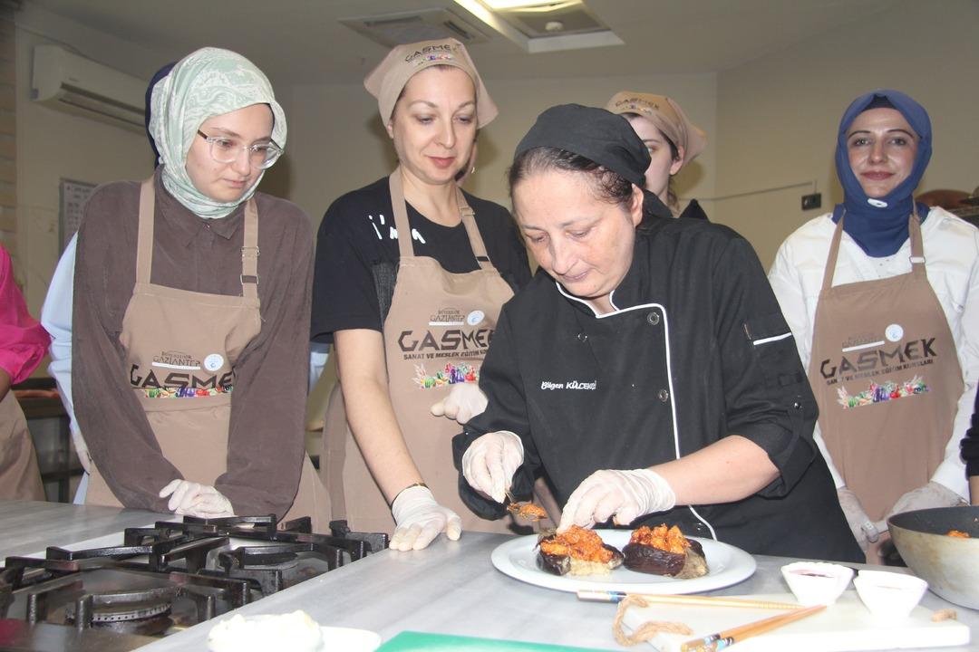 Türkiye’nin ilk gastronomi şehri, dünya lezzetlerini öğreniyor! Kadınlar füzyon mutfağıyla buluştu: "Farklı tabaklar çıkartmayı hedefliyoruz" 8