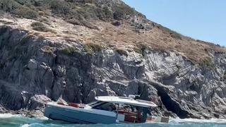 Bodrum'da arıza yapan tekne karaya oturdu! 3 kişiyi Sahil Güvenlik kurtarıldı