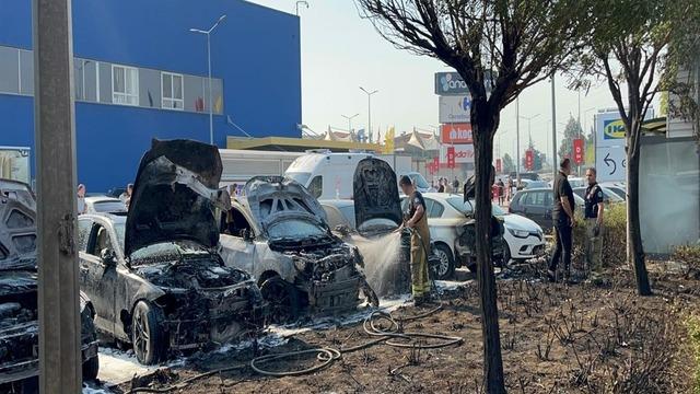 AVM otoparkında yangın! Araçlar küle döndü