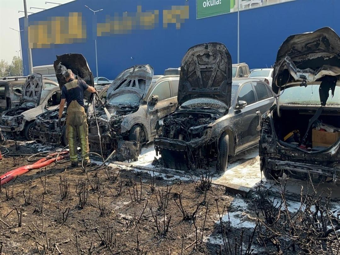 AVM otoparkında yangın! Araçlar küle döndü 1