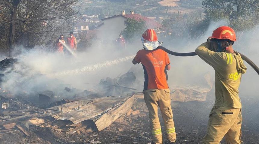 Kocaeli'deki orman yangınına 10 helikopter ve 6 uçakla müdahale sürüyor