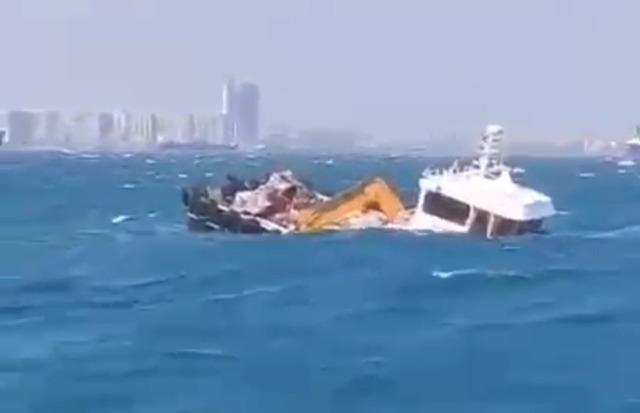İstanbul'da şiddetli fırtına! Tekne sulara gömüldü | Son Dakika