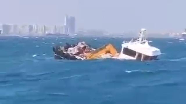 İstanbul'da şiddetli fırtına nedeniyle alabora olan tekne battı: 4 kişi kurtarıldı