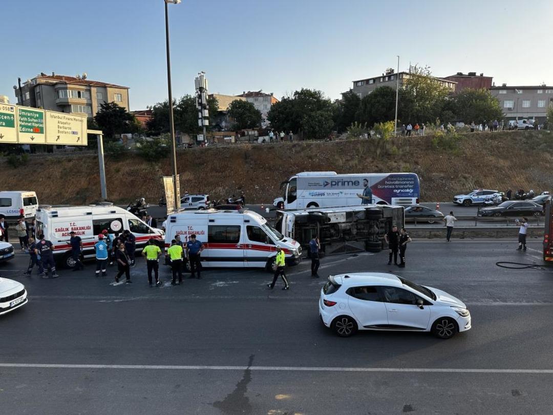 Ümraniye de servis midibüsü devrildi: 8 yaralı 1