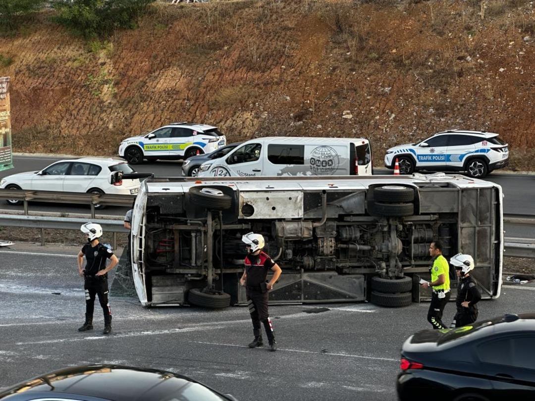 Ümraniye de servis midibüsü devrildi: 8 yaralı 2