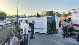 Ümraniye'de servis midibüsü devrildi: 8 yaralı