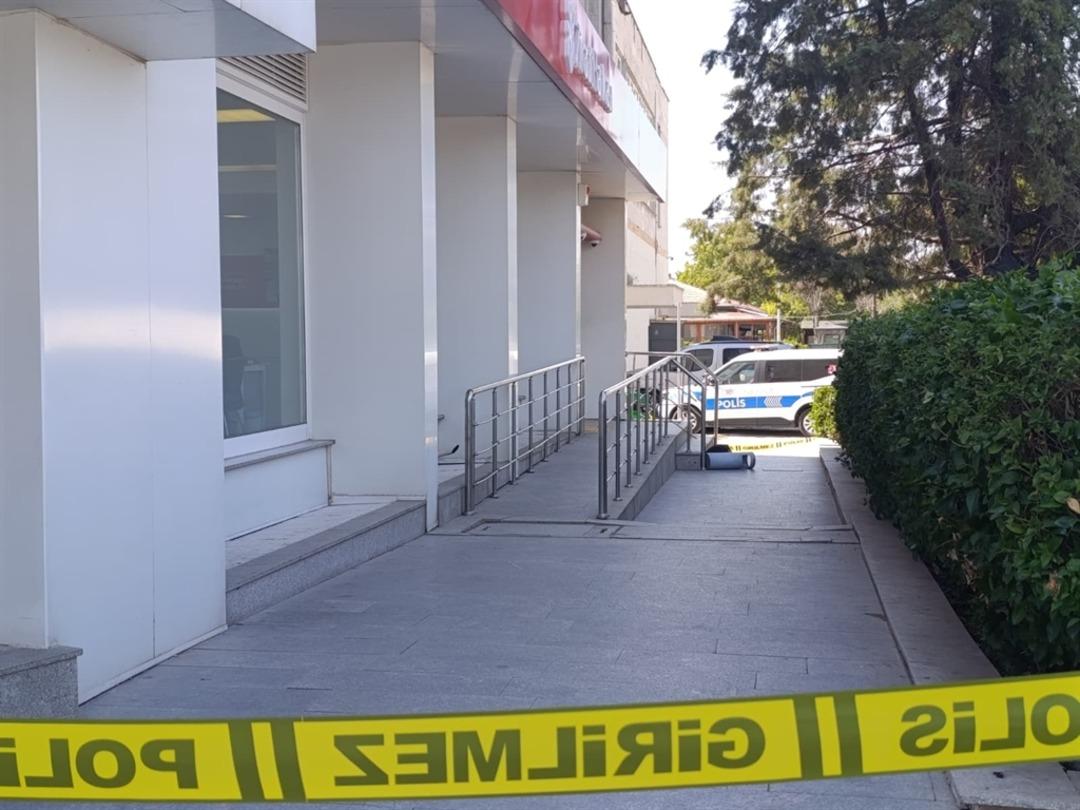 Edirne’de banka şubesinin önünde bırakılan şüpheli çanta fünye ile patlatıldı 1