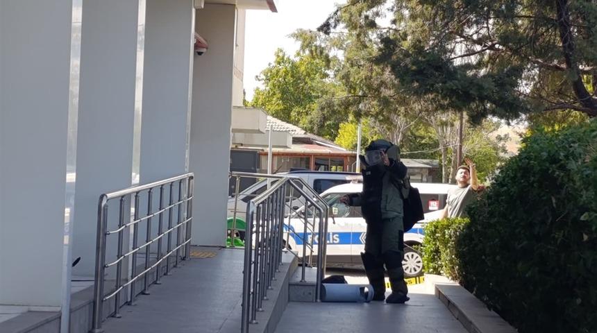 Edirne’de banka şubesinin önünde bırakılan şüpheli çanta fünye ile patlatıldı