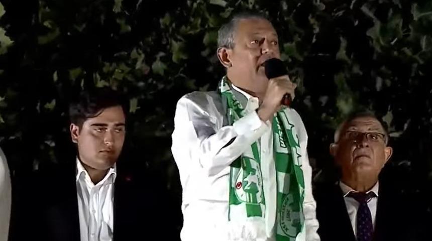 CHP lideri Özel, AK Parti Gençlik Kollarına seslendi: "Reisiniz maçı kaybetti, topu kesmek istiyor! Müsaade etmeyin. Verin, biz maça çıkacağız deyin"