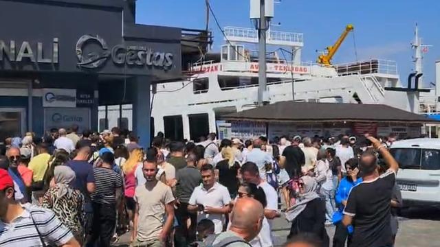 Fırtına gemi seferlerini iptal ettirdi: Tatilciler Erdek'te uzun kuyruklar oluşturdu