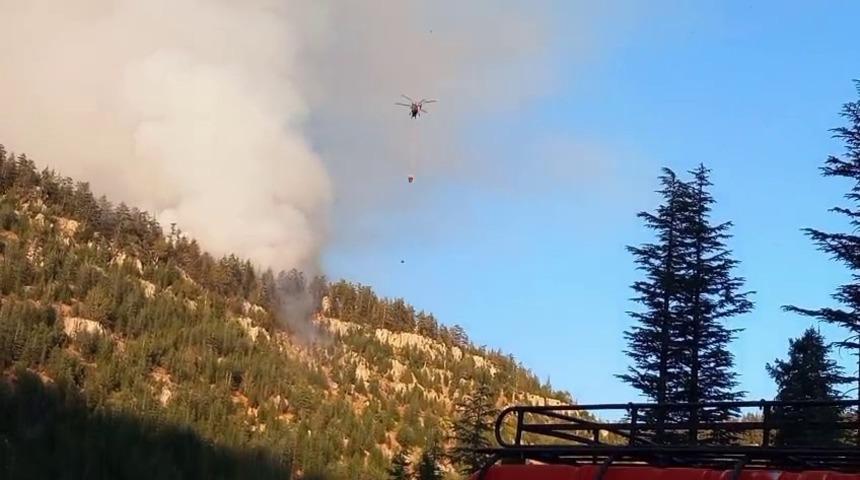 Karaman Valiliği: "Orman yangınına 137 personel ve 3 helikopterle müdahale ediliyor"