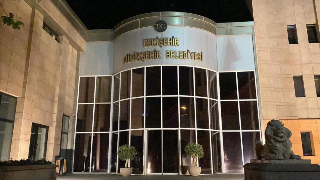 Eskişehir de belediye binasında yangın paniği! Dumanlar binaya yayıldı 1