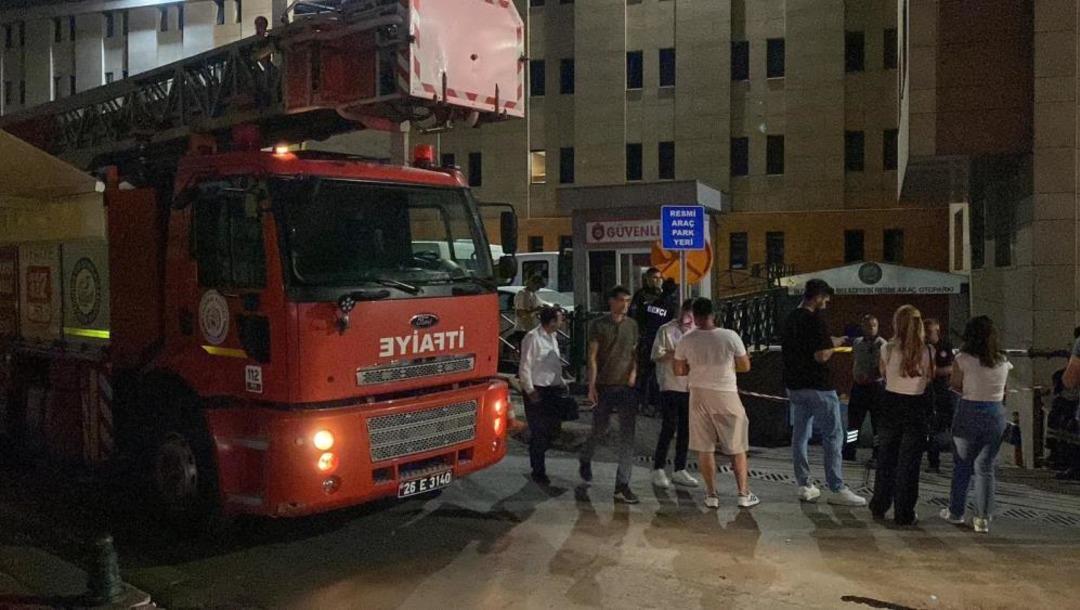 Eskişehir de belediye binasında yangın paniği! Dumanlar binaya yayıldı 2