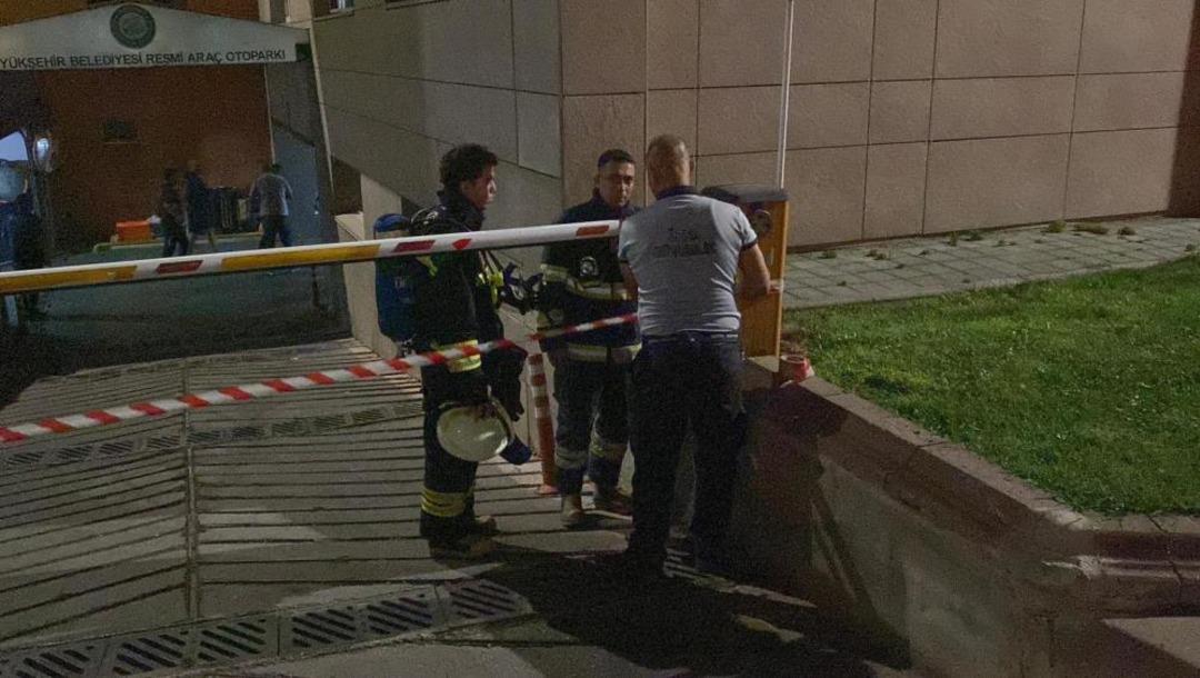 Eskişehir de belediye binasında yangın paniği! Dumanlar binaya yayıldı 3