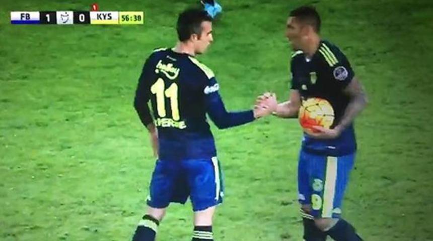 Van Persie'den Fernandao'ya penaltı jesti