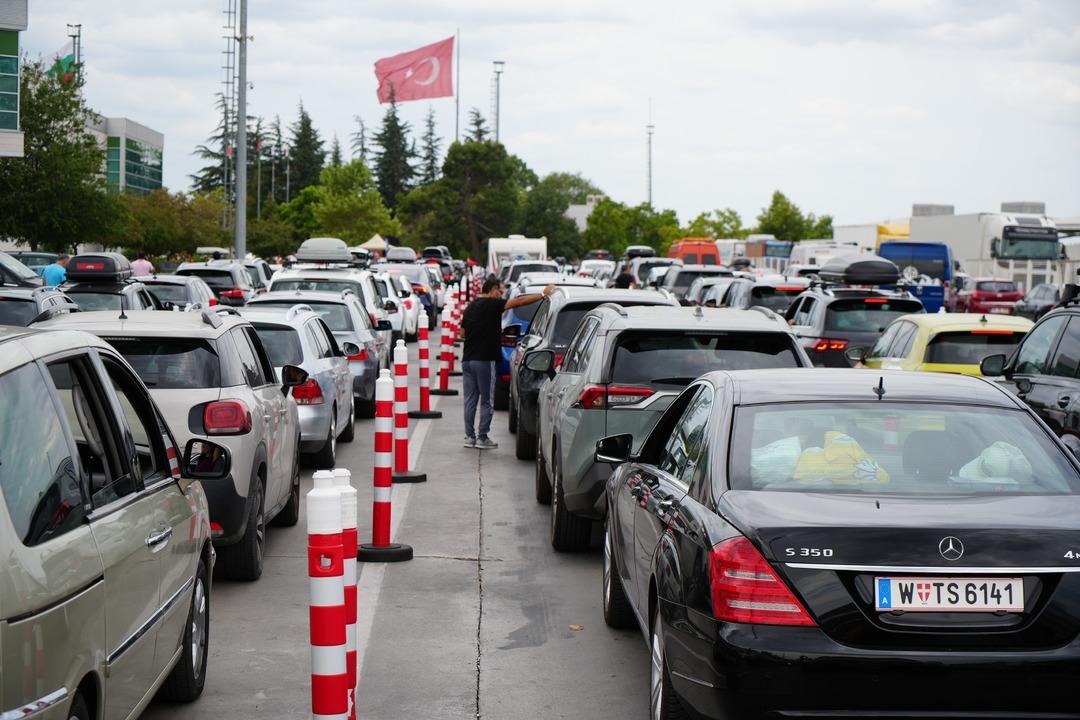 Dönüş yolundaki gurbetçiler Almanya da şartların zor olduğunu söyledi: "Orada dışarıda yiyip içmiyoruz, gezmiyoruz" 4