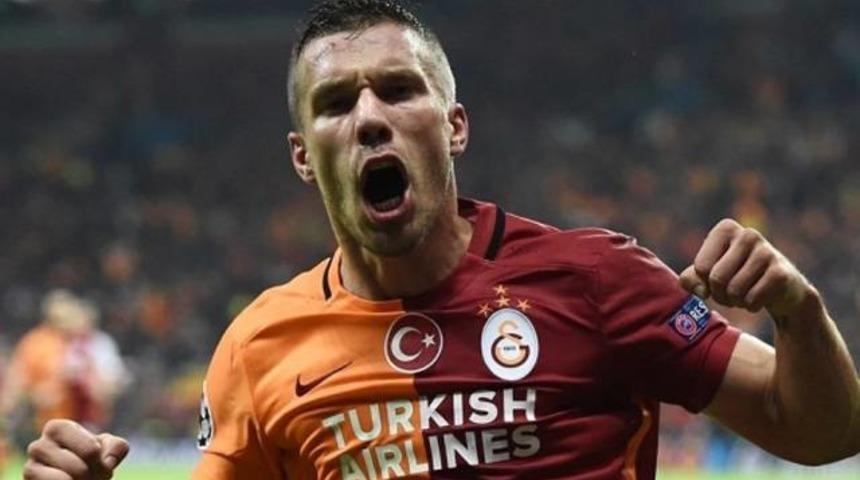 Podolski'den Fenerbah&ccedil;e'ye kupalı g&ouml;nderme
