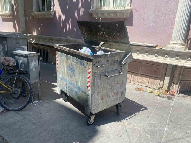 Elektrik panosunun dört bir tarafına asılan uyarılar dikkat çekti 5