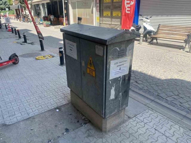 Elektrik panosunun dört bir tarafına asılan uyarılar dikkat çekti 4