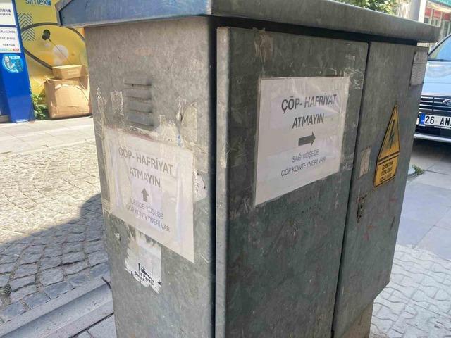 Elektrik panosunun dört bir tarafına asılan uyarılar dikkat çekti 3