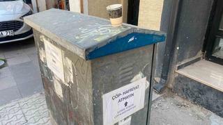 Elektrik panosunun dört bir tarafına asılan uyarılar dikkat çekti