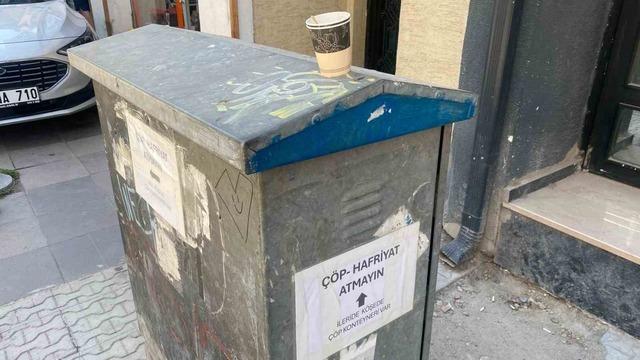 Elektrik panosunun dört bir tarafına asılan uyarılar dikkat çekti