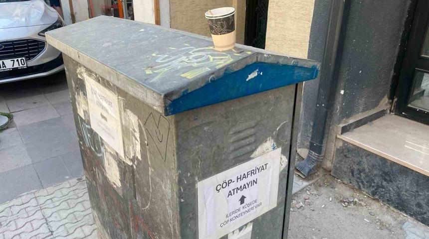 Elektrik panosunun dört bir tarafına asılan uyarılar dikkat çekti