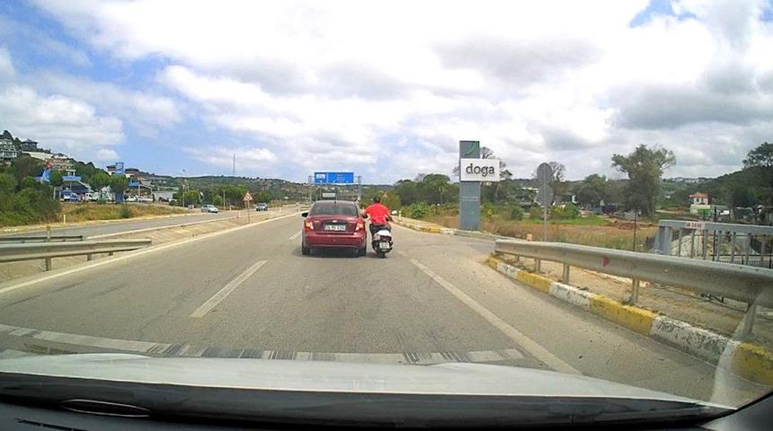 Motosiklet sürücüsü canını hiçe saydı