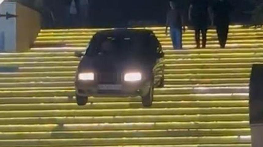 Ankara'da sürücü otomobiliyle AVM merdivenlerden inmeye çalıştı