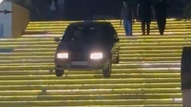 Ankara'da sürücü otomobiliyle AVM merdivenlerden inmeye çalıştı