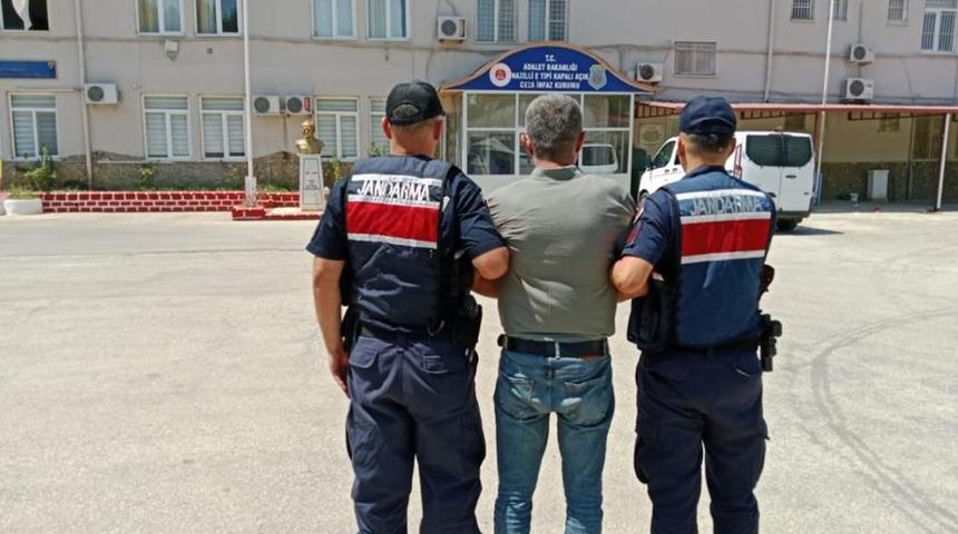 Uyuşturucu taciri jandarmadan ka&ccedil;amadı