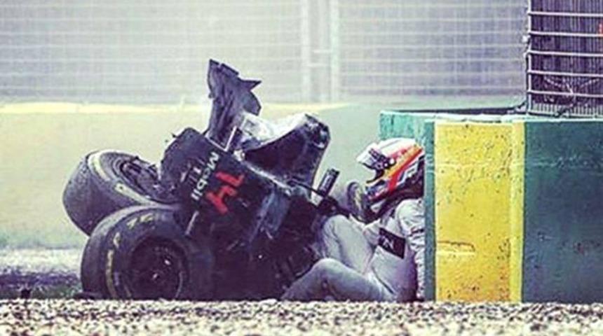 Formula 1'de Fernando Alonso kaza yaptı