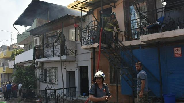 İzmir'de korku dolu anlar! Alevler bir anda binayı sardı, 4 eve sıçradı