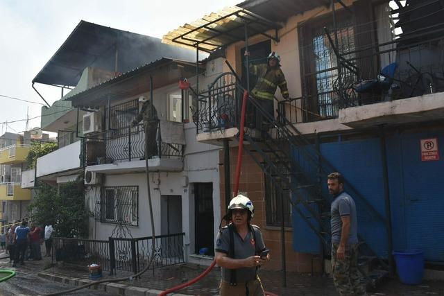 Alevler bir anda binayı sardı, 4 eve sıçradı