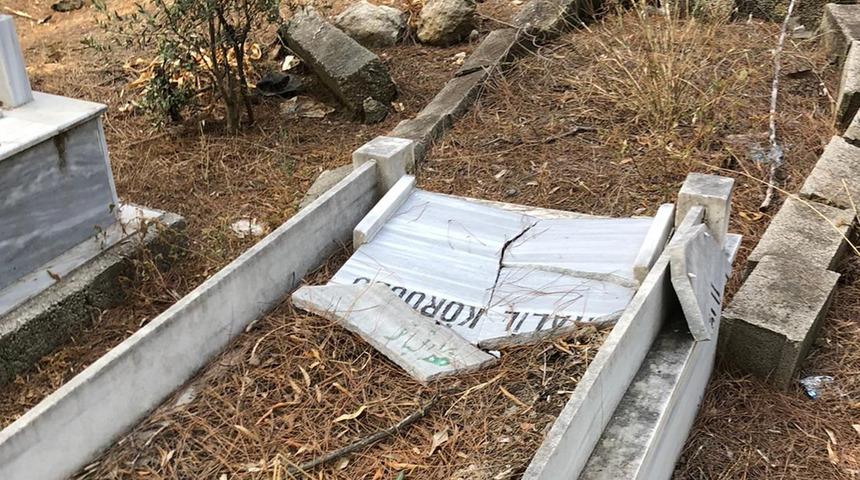 Adana'da 20 mezar taşı kırıldı!