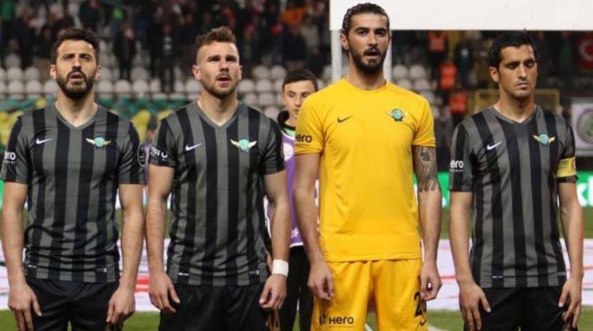 Lisansı yoktu, birinci kaleci oldu