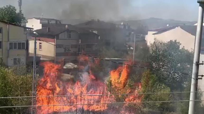 Evlerin bitişiğinde çıkan yangın korkuttu