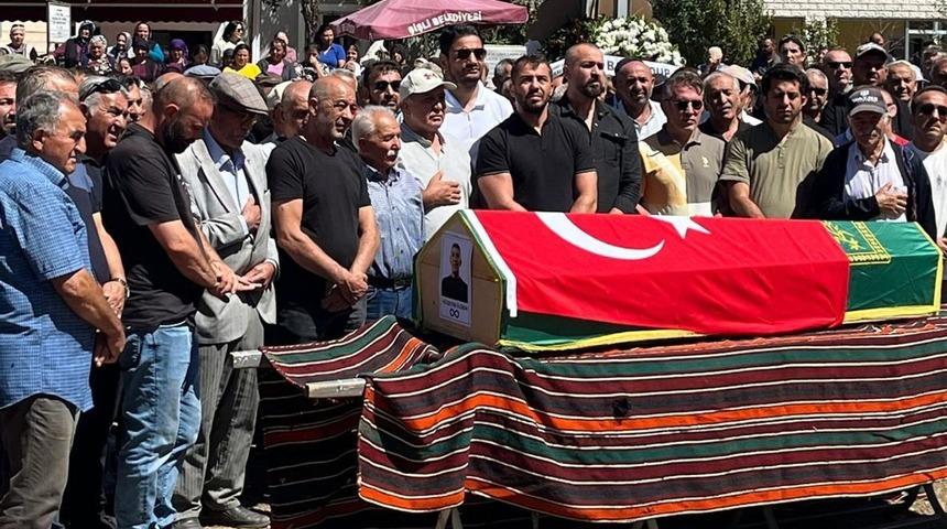 Dünya şampiyonu eski milli güreşçi Hüseyin İldem, Sivas'ta son yolculuğuna uğurlandı