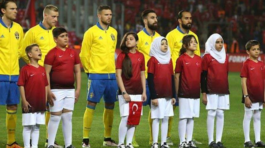 İsve&ccedil;li futbolcular taraftara hayran kaldı