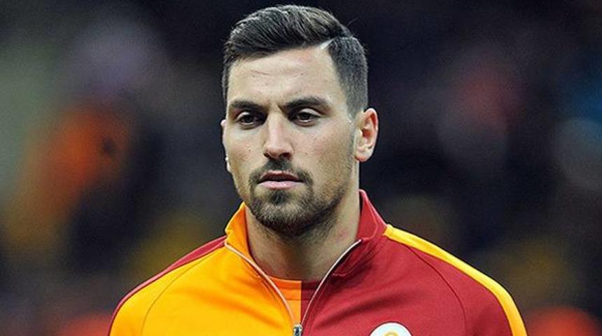 Sinan G&uuml;m&uuml;ş sahalara d&ouml;n&uuml;yor