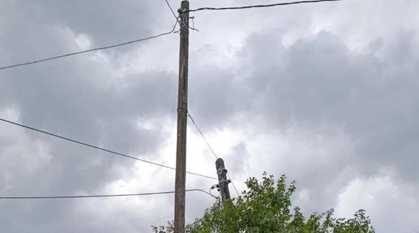 Eğik duran elektrik direği düzeltildi