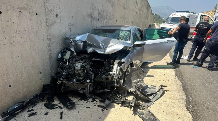 Antalya'da tırın dorsesine çarpan otomobildeki 3 kişi yaralandı